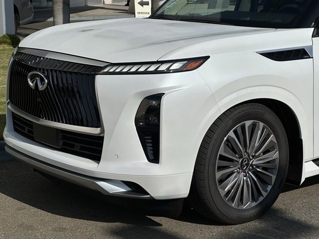 2025 Infiniti QX80 Luxe photo 2