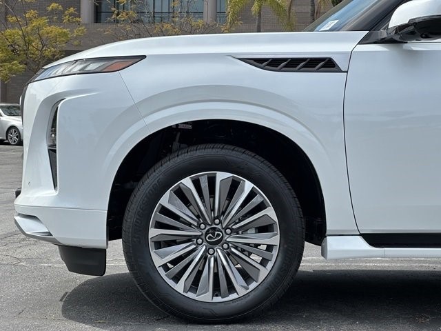 2025 Infiniti QX80 Luxe photo 3