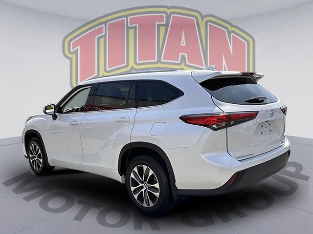 2022 Toyota Highlander XLE photo 3