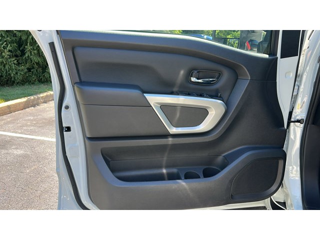 2024 Nissan Titan XD SV 4x4 Crew Cab SV Premium Unleaded V-8 5.6 L/339 [13]