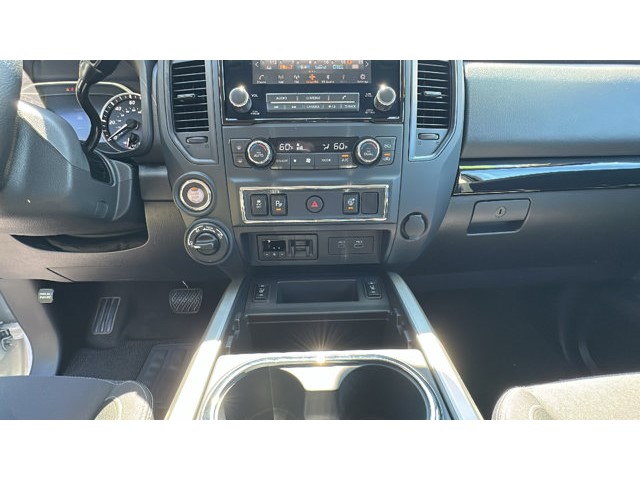 2024 Nissan Titan XD SV 4x4 Crew Cab SV Premium Unleaded V-8 5.6 L/339 [20]