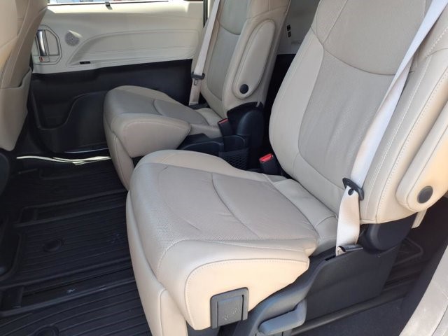 2023 Toyota Sienna Limited photo 9