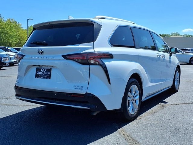 2023 Toyota Sienna Limited photo 3