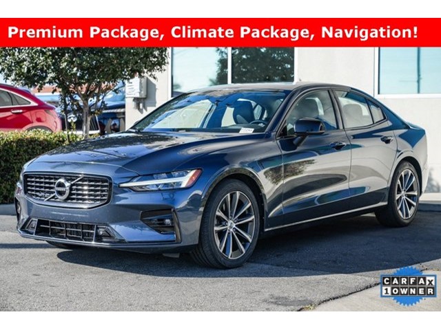 2022 Volvo S60 B5 Momentum photo 2