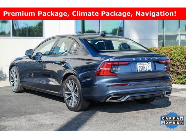 2022 Volvo S60 B5 Momentum photo 3