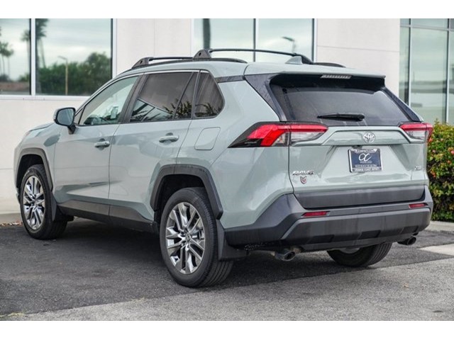 2022 Toyota RAV4 XLE Premium photo 4