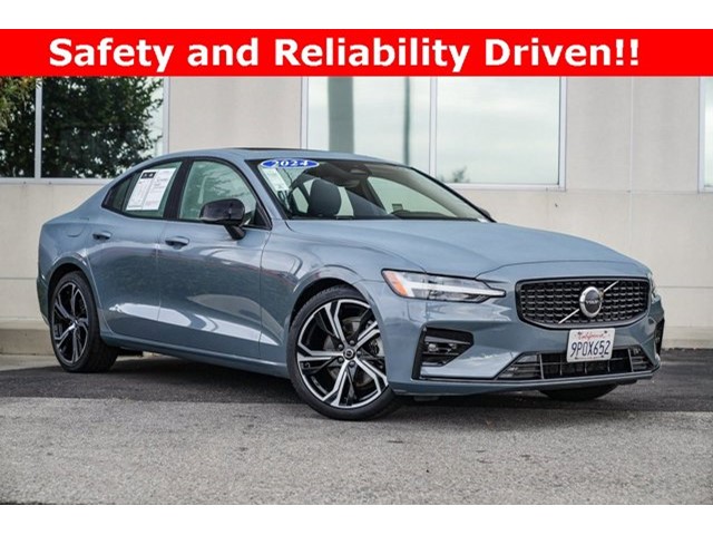 2024 Volvo S60 Core Dark Theme B5 FWD Core Dark Theme Intercooled Turbo Gas/Electric I-4 2.0 L/120 [19]