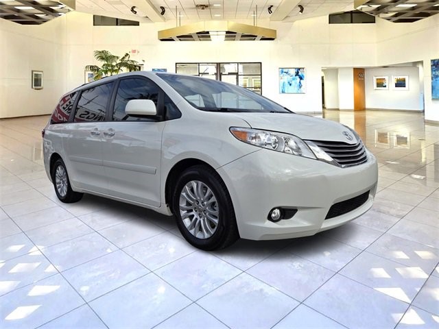 2015 Toyota Sienna XLE Premium's photo