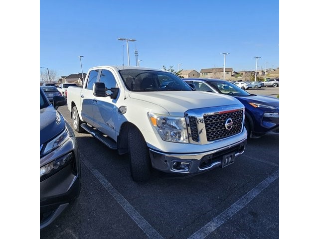 2017 Nissan Titan SV 4x4 Crew Cab SV Regular Unleaded V-8 5.6 L/339 [1]