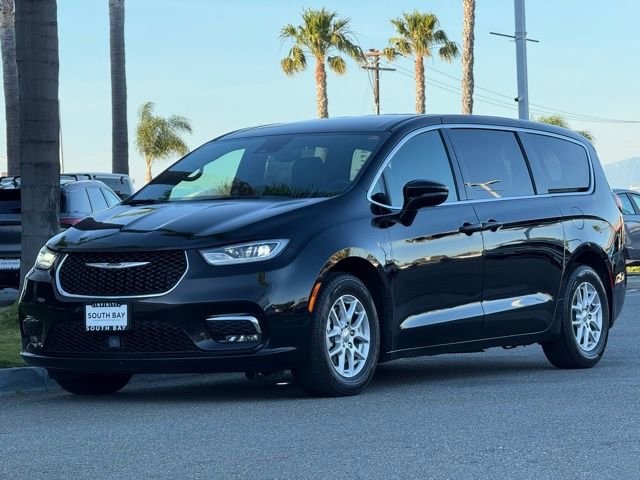 2025 Chrysler Pacifica Select's photo