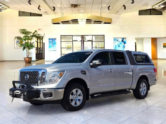 2017 Nissan Titan SV 4X4 Crew Cab's photo