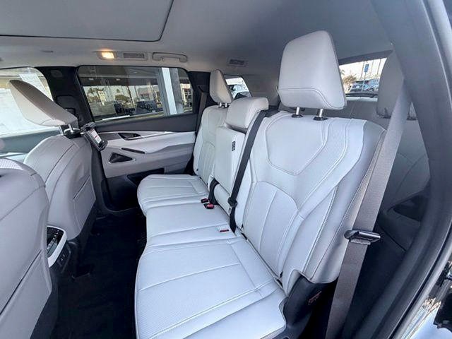 2027 INFINITI QX60 LUXE LUXE FWD Intercooled Turbo Premium Unleaded I-4 2.0 L/122 [15]