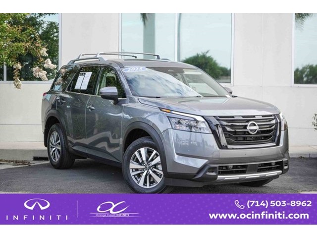 2025 Nissan Pathfinder SL 2WD's photo
