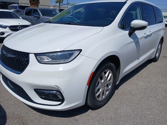 2023 Chrysler Pacifica Touring L's photo