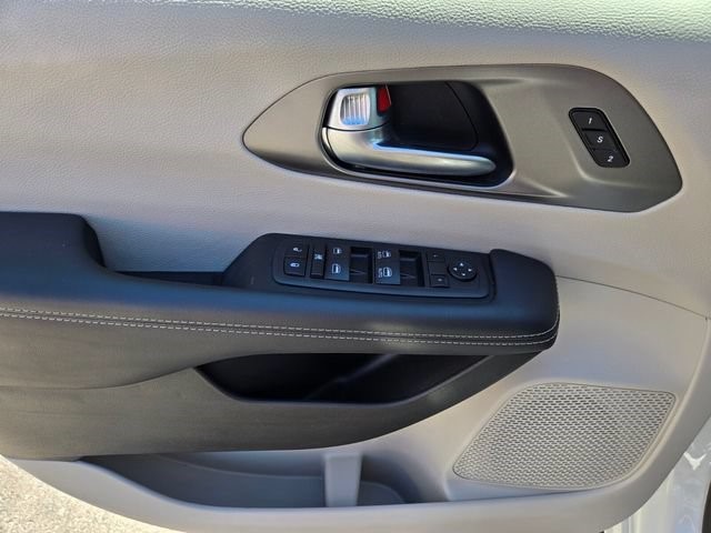 2023 Chrysler Pacifica Touring L - Photo 23