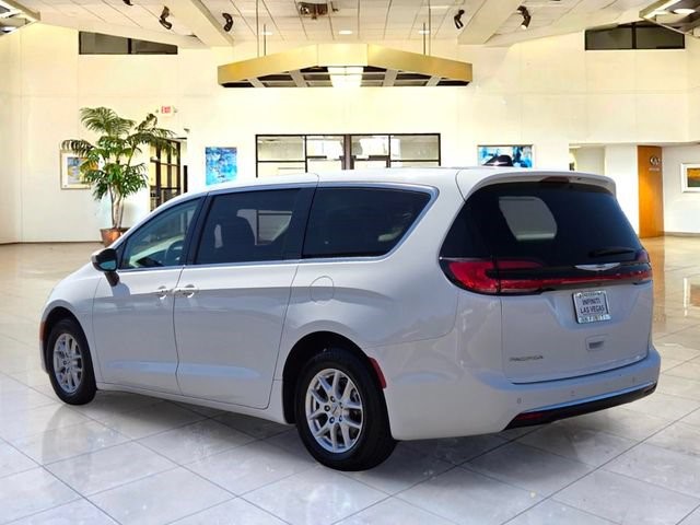 2023 Chrysler Pacifica Touring L - Photo 7