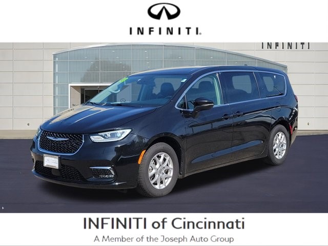2023 Chrysler Pacifica Touring L's photo