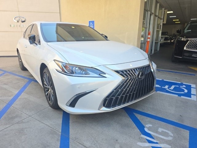 2025 Lexus ES 300h 300h's photo