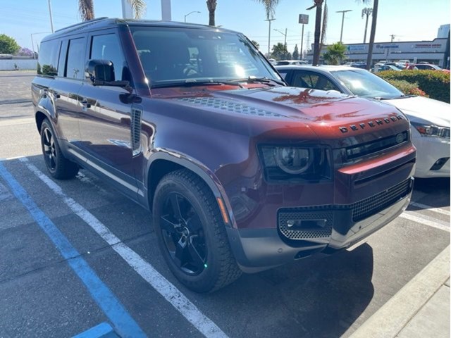 2023 Land Rover Defender SE's photo