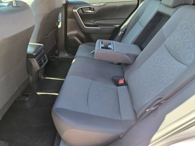 2025 Toyota RAV4 XLE - Photo 12
