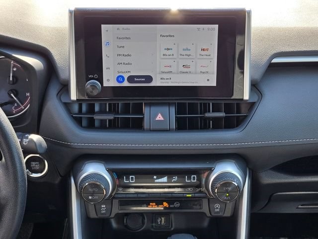 2025 Toyota RAV4 XLE - Photo 16