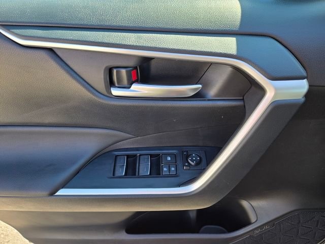 2025 Toyota RAV4 XLE - Photo 23