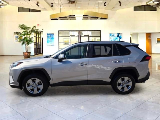2025 Toyota RAV4 XLE - Photo 8