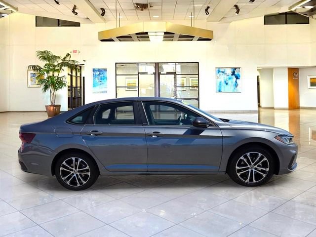 2025 Volkswagen Jetta Sport - Photo 4