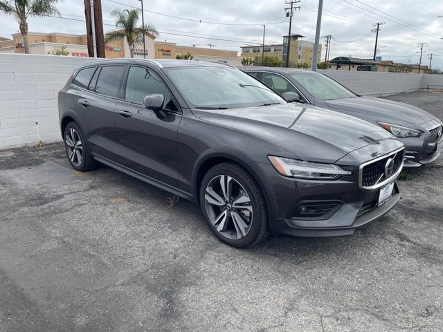 2025 Volvo V60 Cross Country Plus B5 AWD Plus Intercooled Turbo Gas/Electric I-4 2.0 L/120 [0]