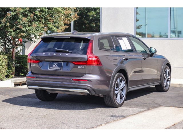 2025 Volvo V60 Cross Country Plus - Photo 8