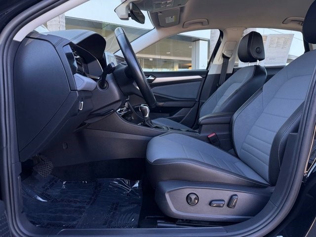 2025 Volkswagen Jetta SE SE Auto Intercooled Turbo Regular Gasoline I-4 1.5 L/91 [13]