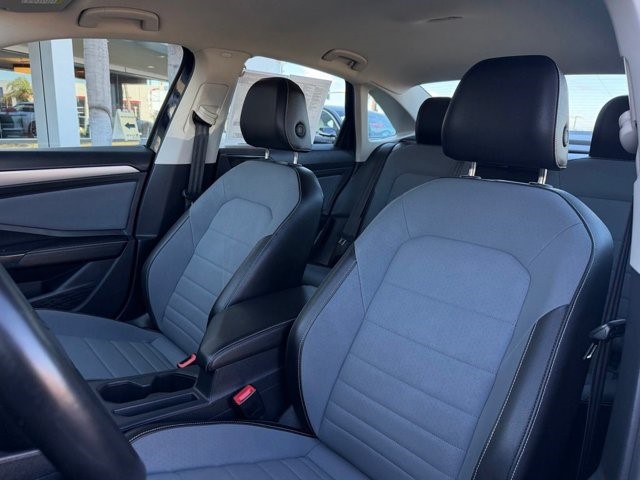 2025 Volkswagen Jetta SE SE Auto Intercooled Turbo Regular Gasoline I-4 1.5 L/91 [16]