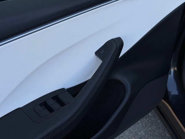 2025 Tesla Model 3  Electric [12]