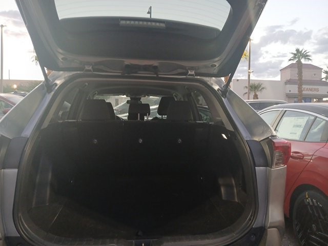 2025 Toyota RAV4 XLE - Photo 10