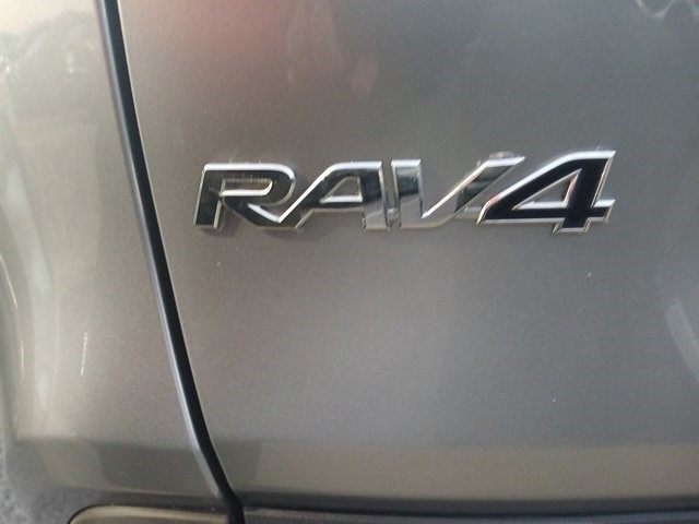 2025 Toyota RAV4 XLE - Photo 6
