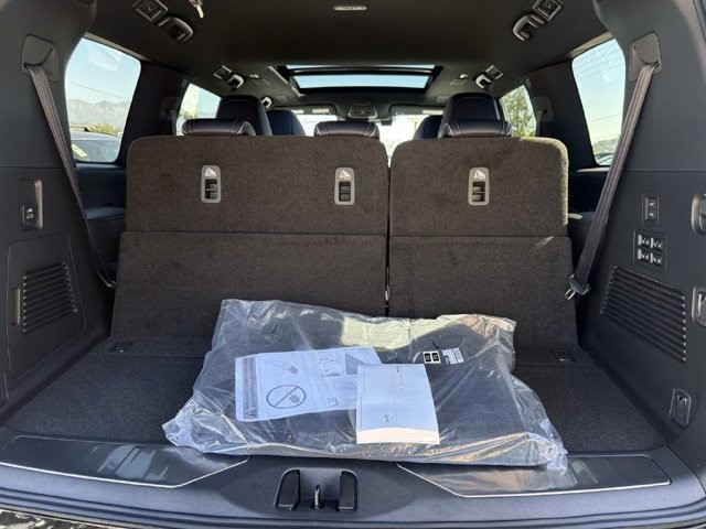 2027 Infiniti QX80 photo 5